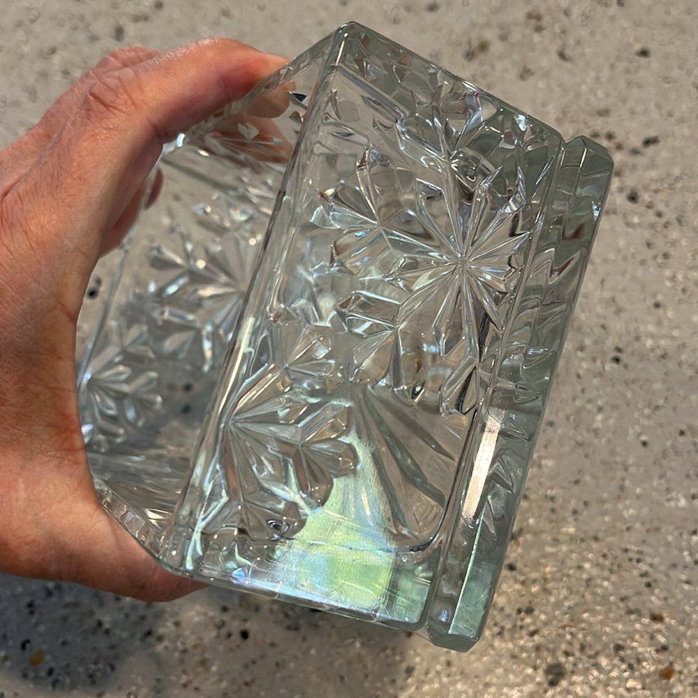 HEAVY CLEAR GLASS CANDY DISH WITH LID SNOWFLAKE PATTERN - Picture 7 of 9